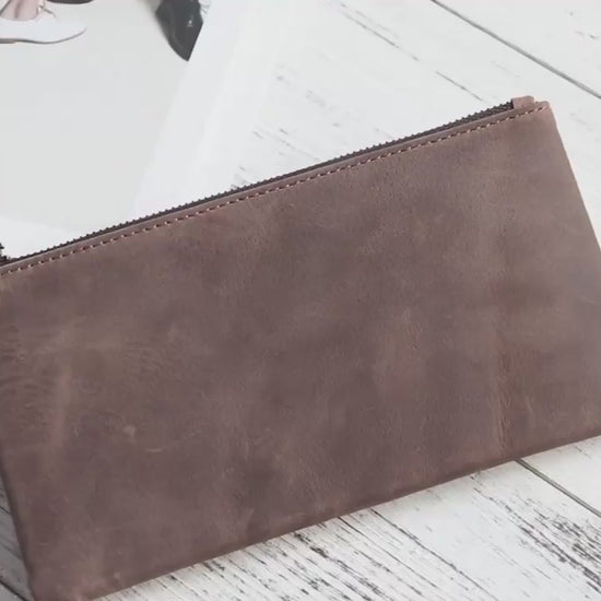 A video showcasing the features of the Nine Leather & Watch Long Zipper Wallet, highlighting its spacious interior, full-grain crazy horse leather, and secure zipper closure.