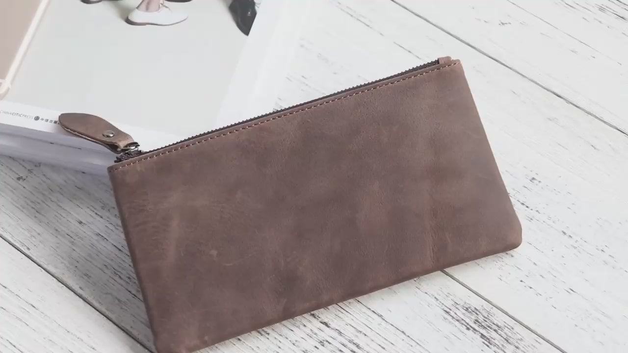 A video showcasing the features of the Nine Leather & Watch Long Zipper Wallet, highlighting its spacious interior, full-grain crazy horse leather, and secure zipper closure.