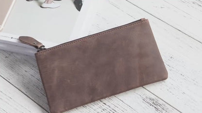 A video showcasing the features of the Nine Leather & Watch Long Zipper Wallet, highlighting its spacious interior, full-grain crazy horse leather, and secure zipper closure.